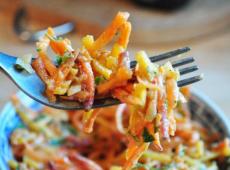 Салат из моркови с чесноком: яркое и полезное украшение стола